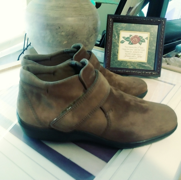 EASY SPIRIT FAIRLY NEW AS SEEN 😎. - Picture 3 of 6